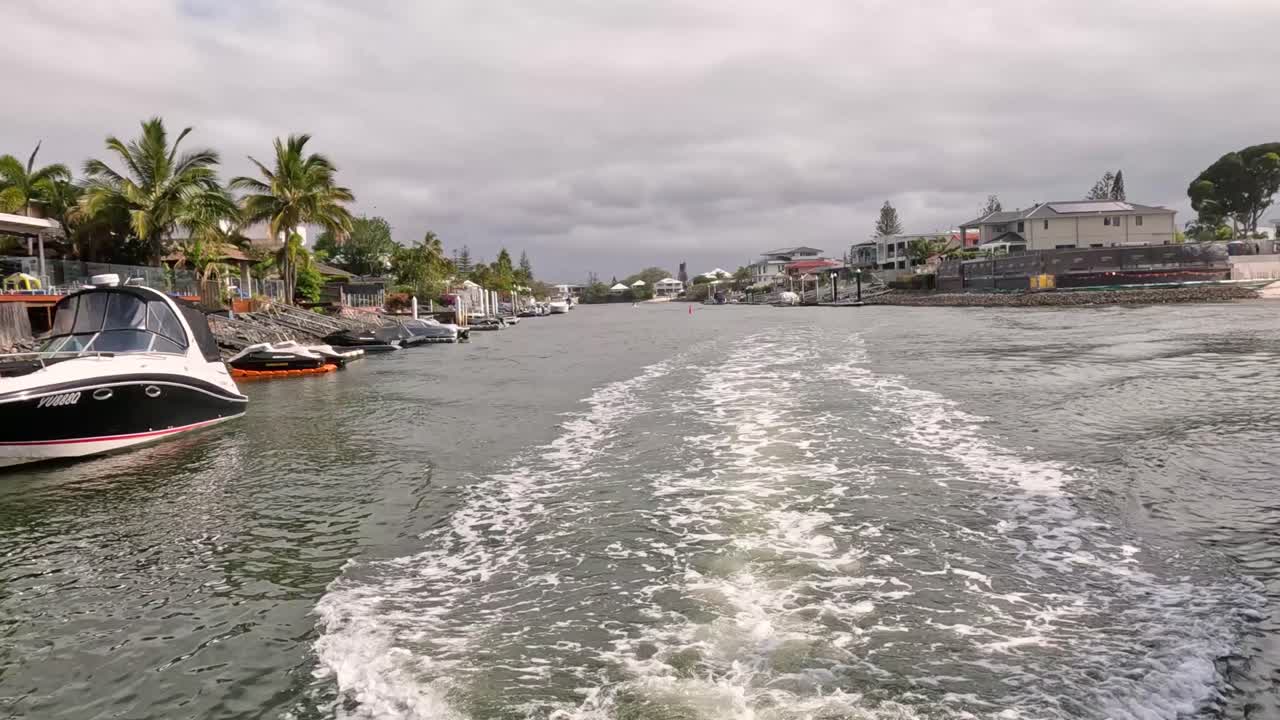 una lancha rápida navegando por un tranquilo canal fluvial