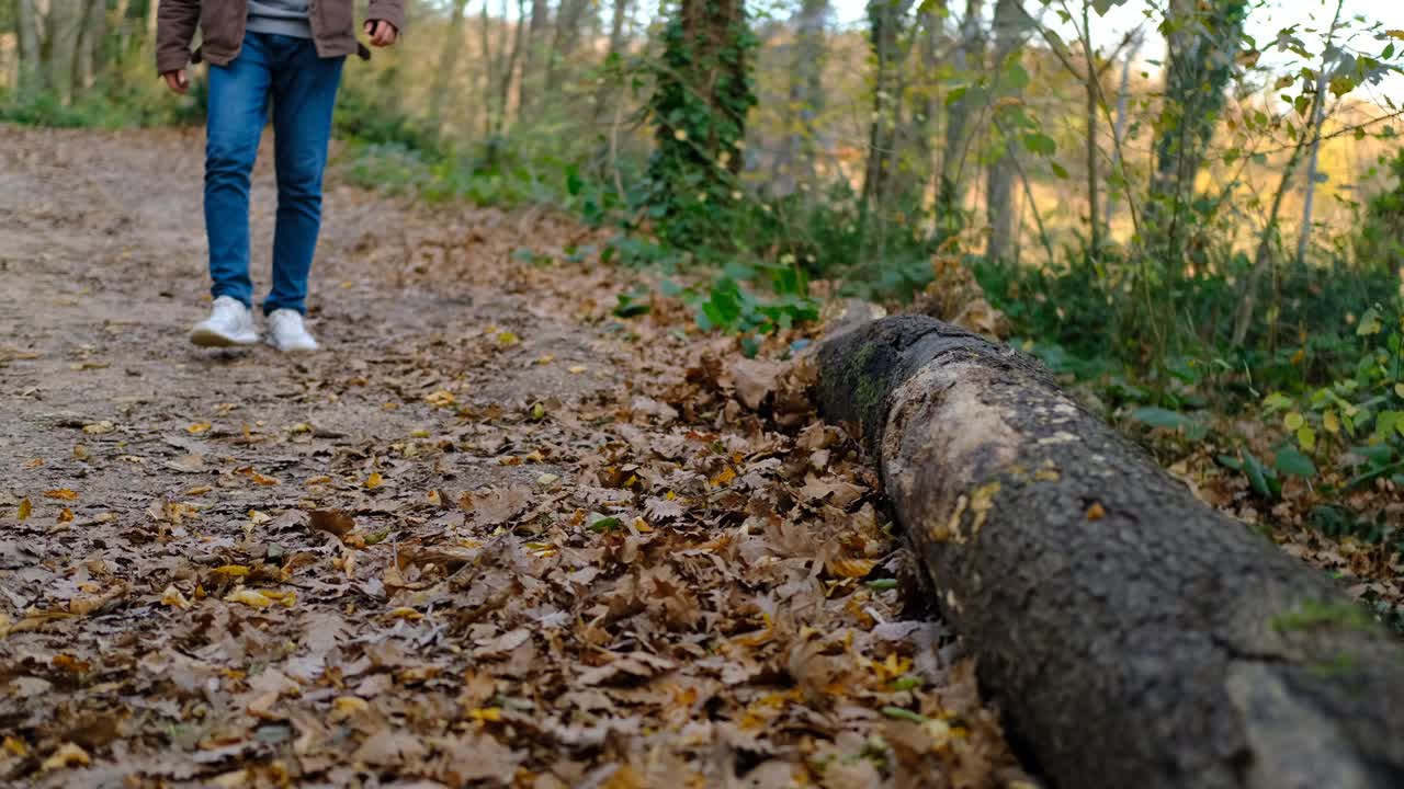 осень сидит молодой человек