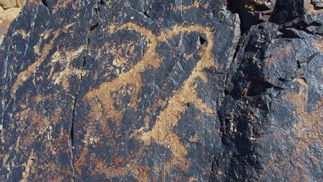 tallas antiguas neolíticas en piedra negra