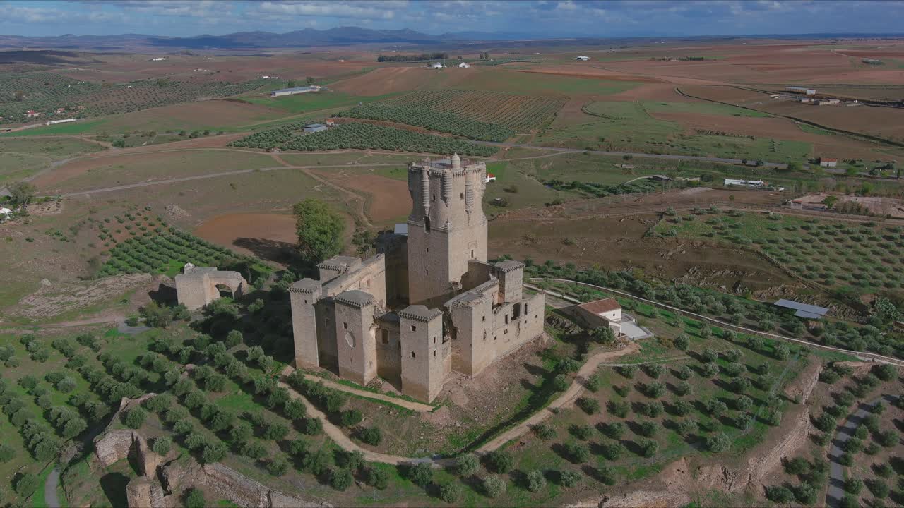 castillo de belalcázar y olivares en la provincia de córdoba, andalucía