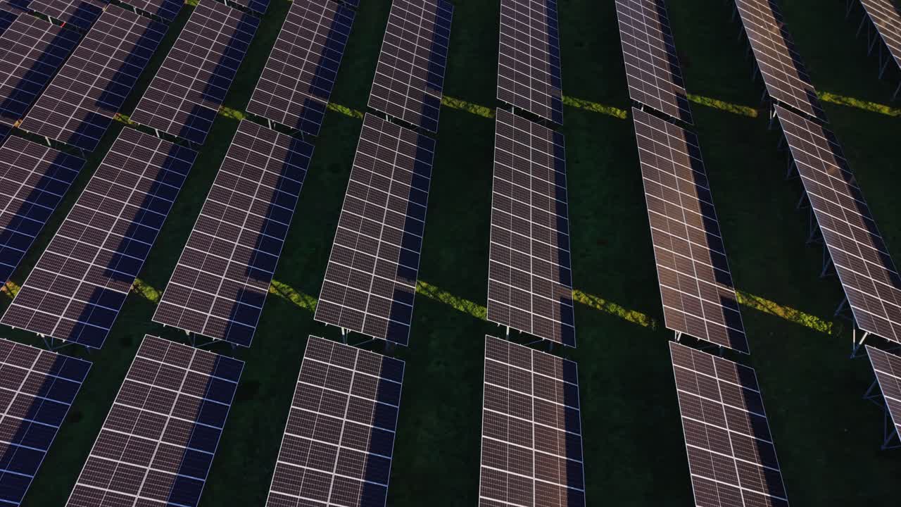 I pannelli solari generano energia in un ampio array sotto la luce del sole