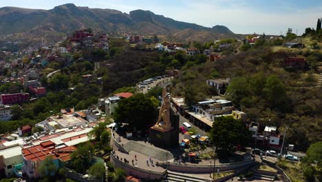 Toma-Aérea-En-órbita-Del-Monumento-El-Pipila-En-Guanajuato,-México