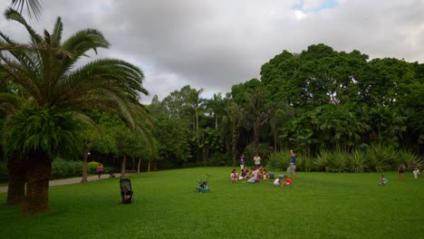 hora del día parque de la ciudad de shenzen niños jugando terreno cámara lenta panorama 4k china