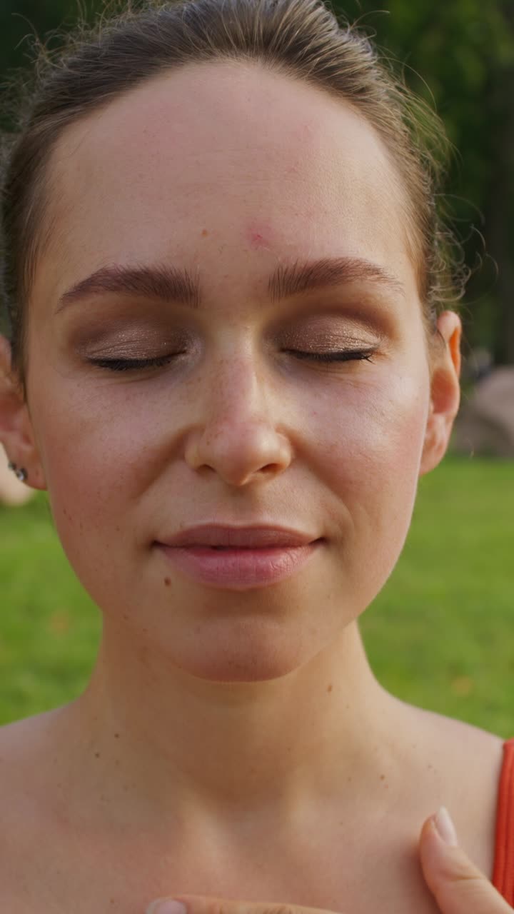 mujer embarazada practicando yoga en un parque