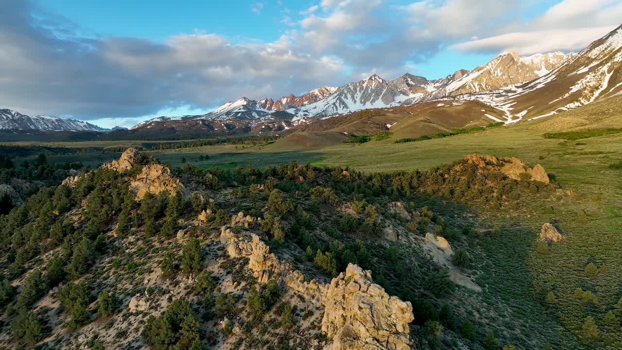 Volo mattutino con drone su un affioramento roccioso nella zona montana della catena della Sierra Nevada.
