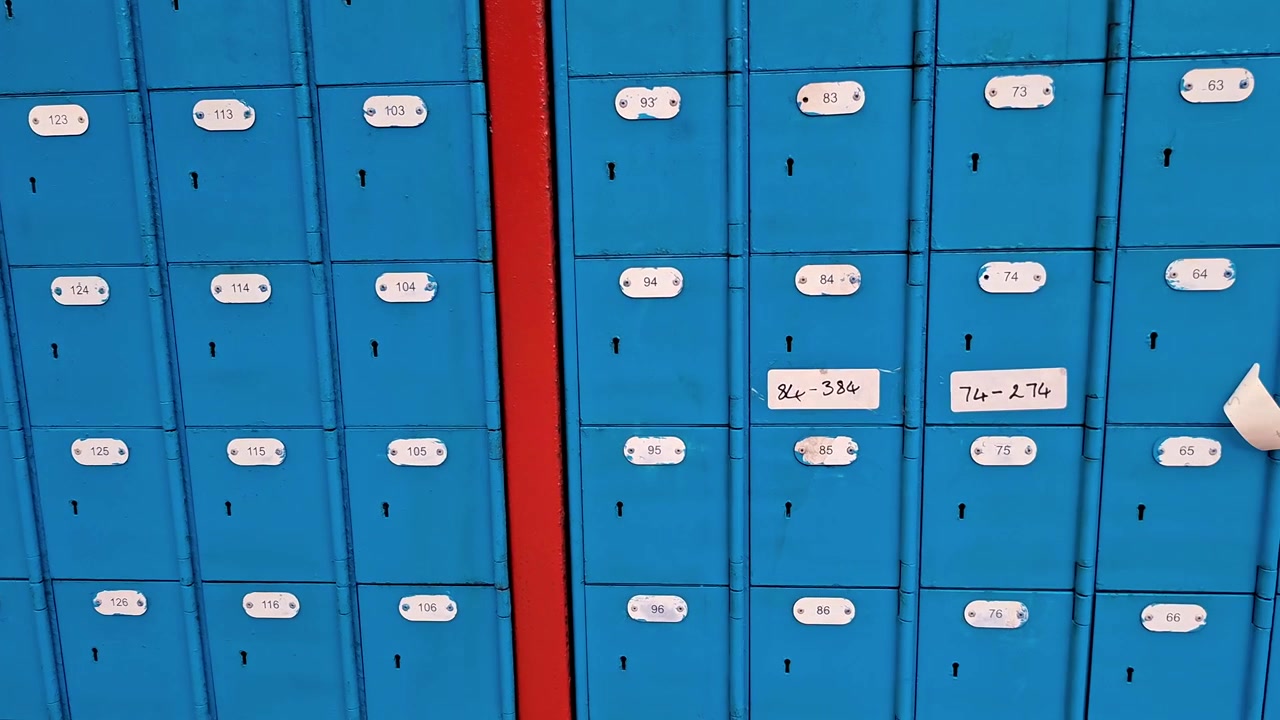 Blå sydafrikanske postskabe i metal