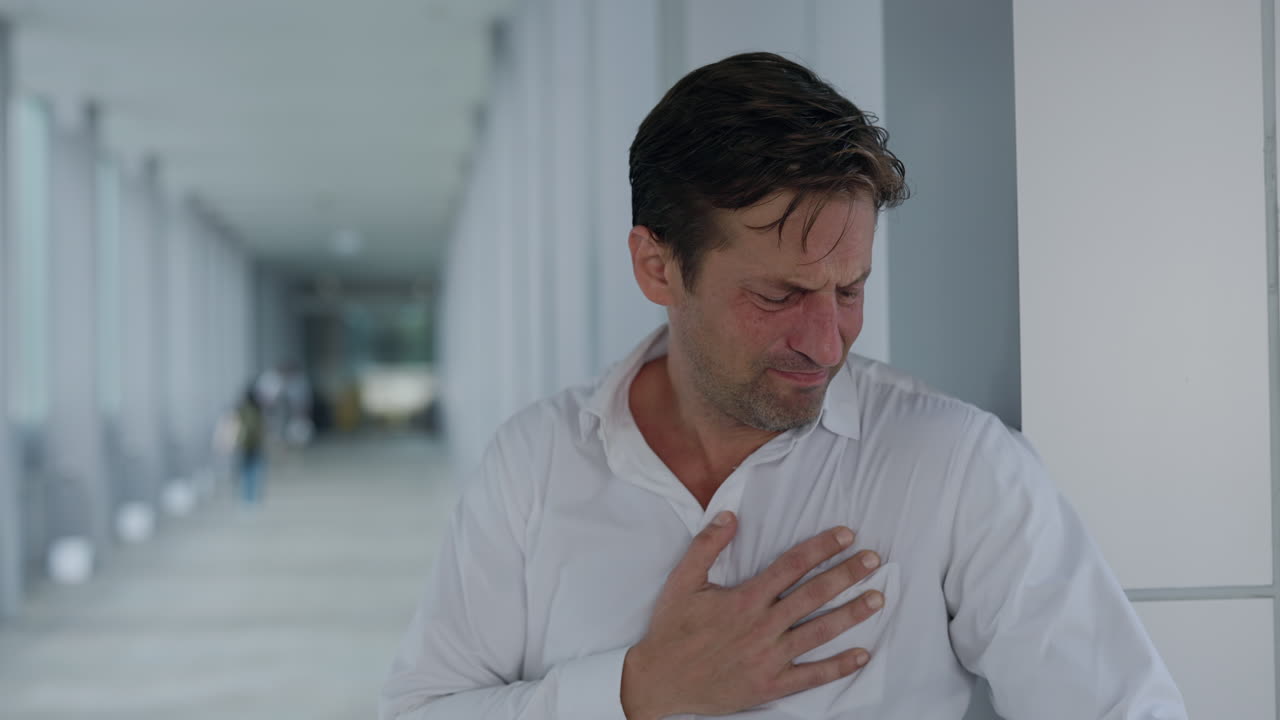 hombre con dolor en el pecho