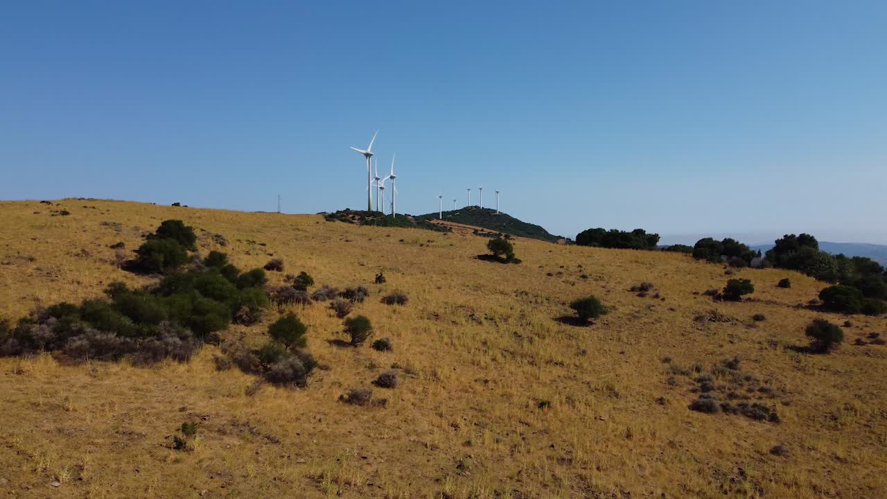 granja de molinos de viento de energía renovable en la cima de la colina, vista aérea de vuelo