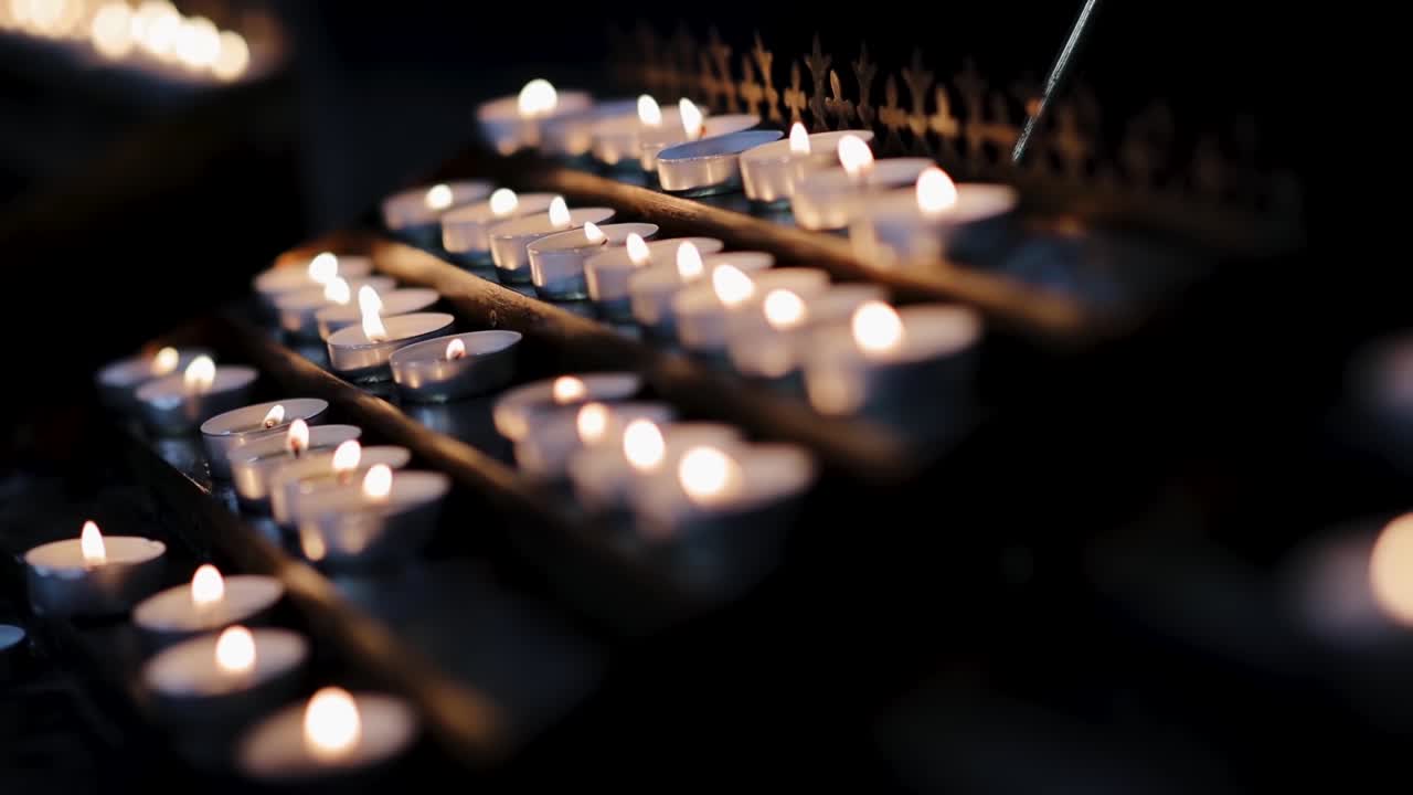 Giorno della commemorazione con candele.