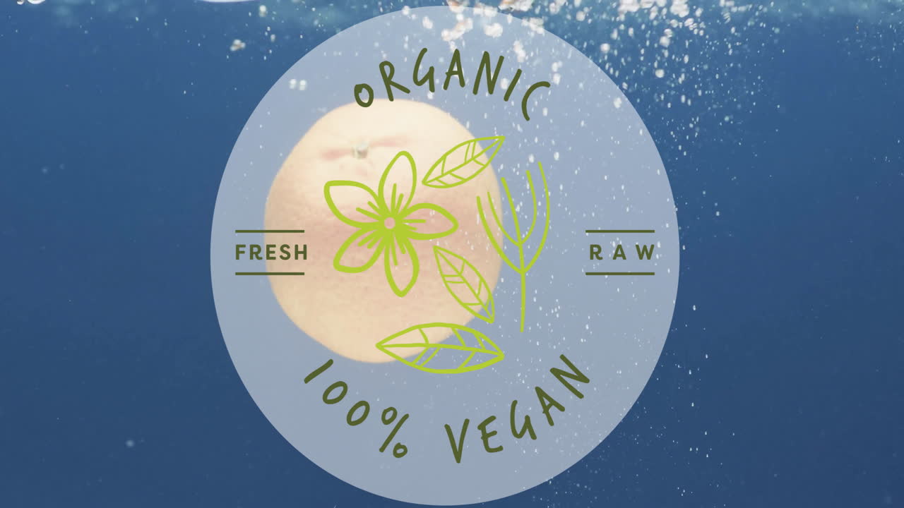 유기농 100% 채식주의 텍스트의 애니메이션 과일이 물 배경에 떨어집니다.
