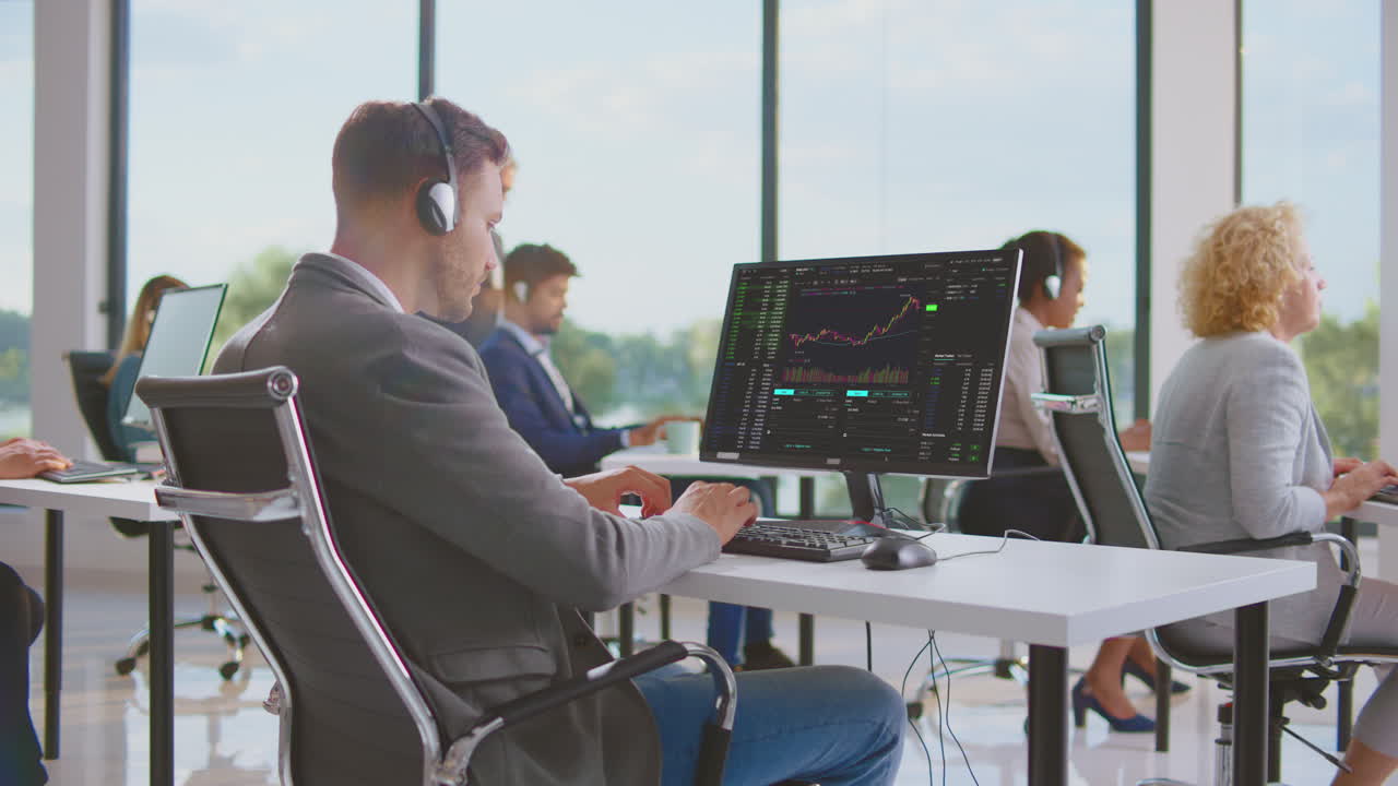 현대적인 사무실에서 일하는 사업가들