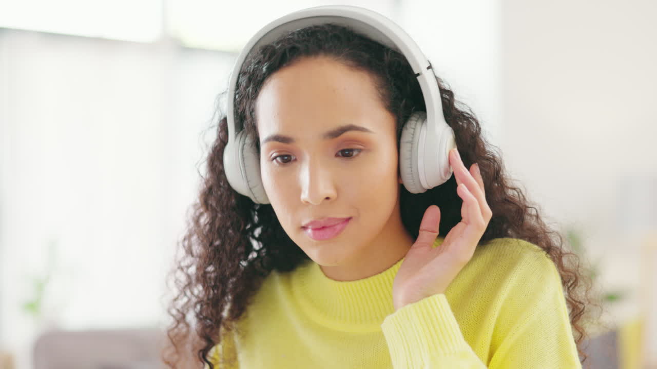 mujer, auriculares y sala de estar en una casa