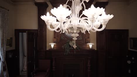 tiro lento descendente desde arriba de un candelabro floral y luego descendiendo revelando la mesa bellamente puesta