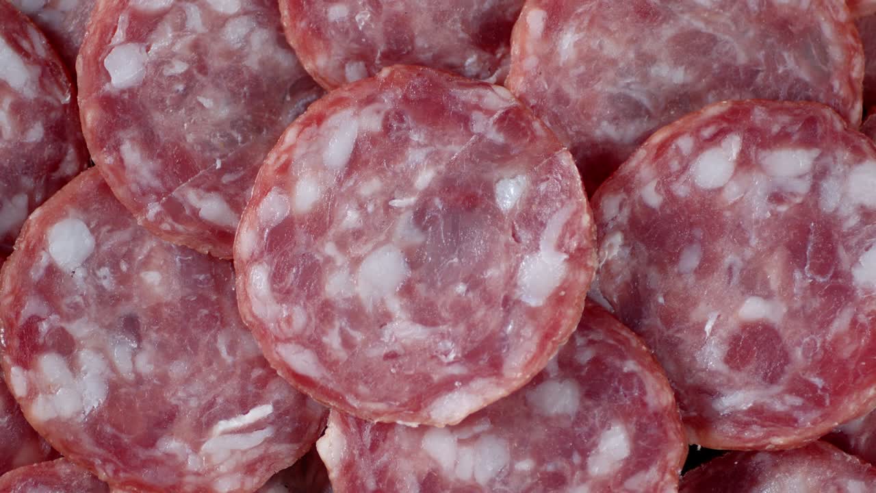 맛있는 살라미의 둥근 조각을 천천히 회전시니다.
