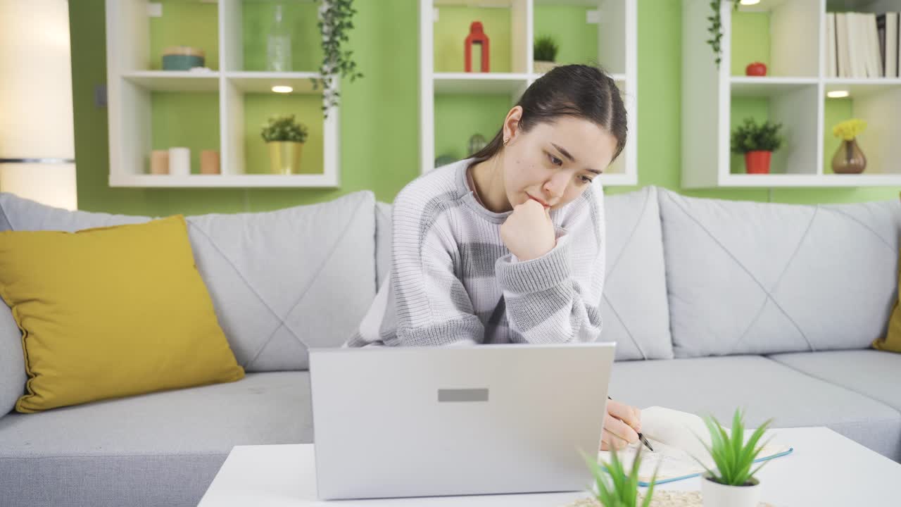 집중력 장애를 가진 아시아 젊은 여성은 주의가 산만합니다.