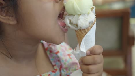 una niña comiendo helado