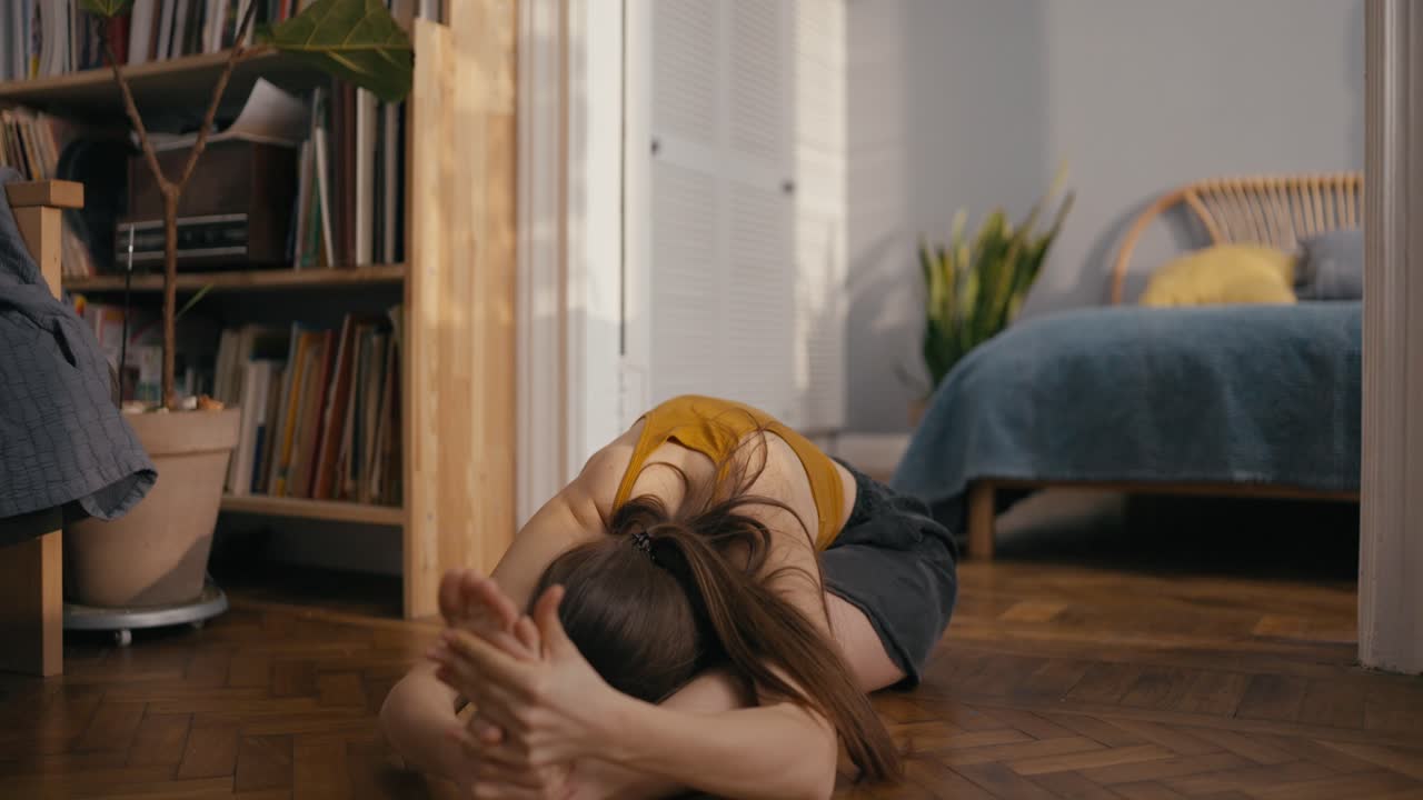 женщина растягивается в спальне.