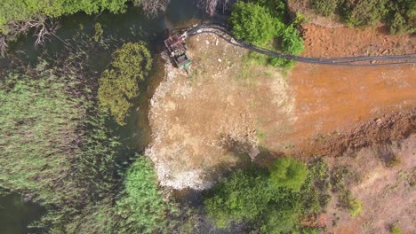 un gran lago con una gran bomba de agua que lleva agua a una ubicación diferente-1