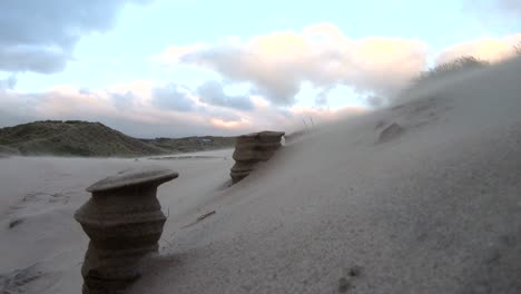 dunas de arena con hierba de dunas en la tormenta del mar del norte, dunas de senderismo, protección de diques, sondervig, jutlandia, dinamarca, 4k