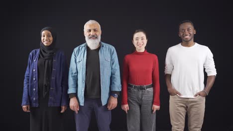 portrait d'un groupe multiethnique de jeunes et de vieux.