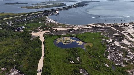 una foto aérea de la playa de sour thumb, nueva york en long island