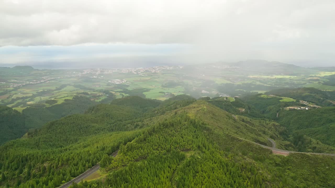 푸른 산과 멀리 있는 바다, 공중에서 볼 수 있는 lagoa do fogo