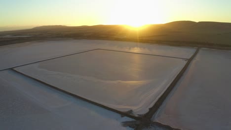 Vista-Aérea-De-Drones-Al-Atardecer-Del-Lago-Bumbunga-En-El-Sur-De-Australia