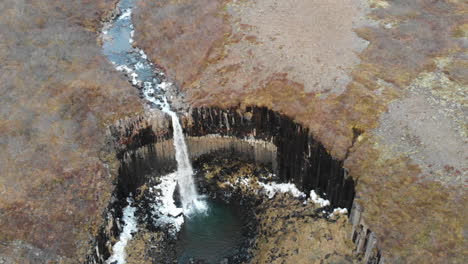 Vista-Aérea-De-Drones-De-La-Cascada-Svartifoss,-Skaftafell,-Islandia