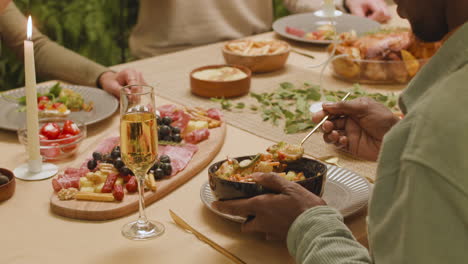 amigos cenando en tiempo de navidad