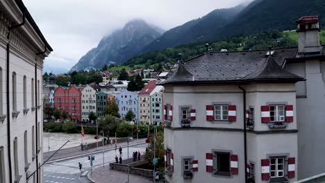 lapso de tiempo de la ciudad de innsbruck con panorama de montaña y posada de río