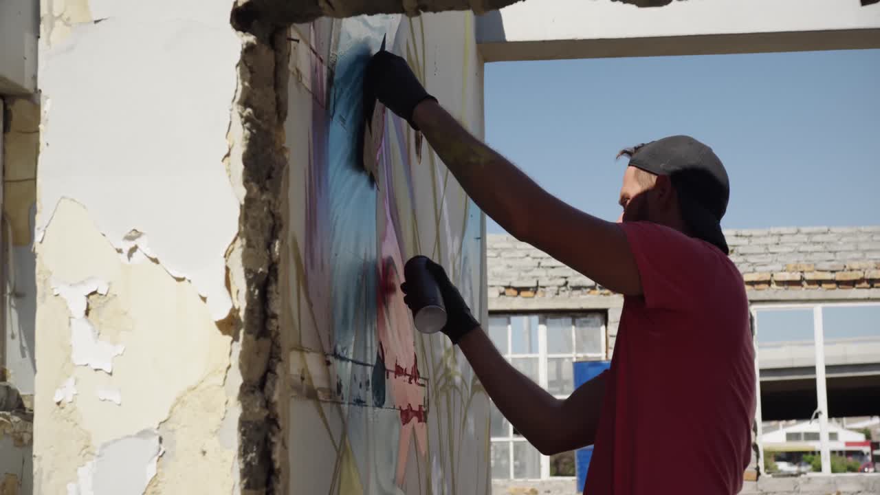 그래피티 아티스트가 에어로졸 스프레이로 그림을 그리는 4k