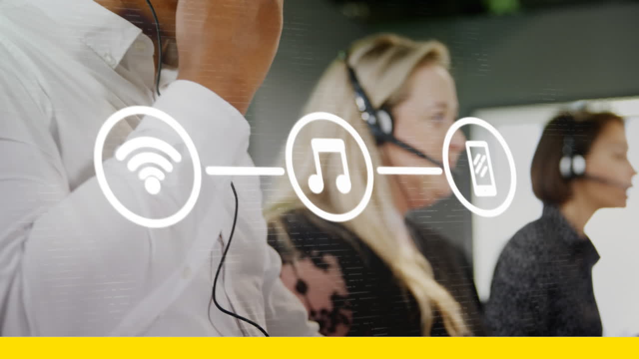 animación de tres iconos digitales sobre el hombre usando computadora y auriculares de teléfono