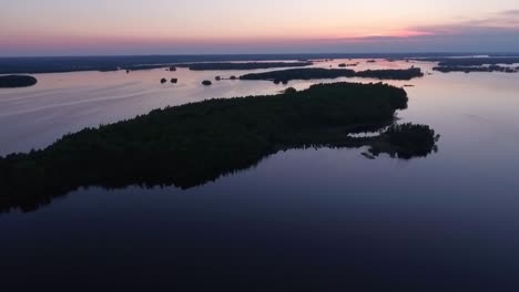 Luftaufnahme-Eines-Sees-Und-Waldes-Im-Morgengrauen-In-Finnland