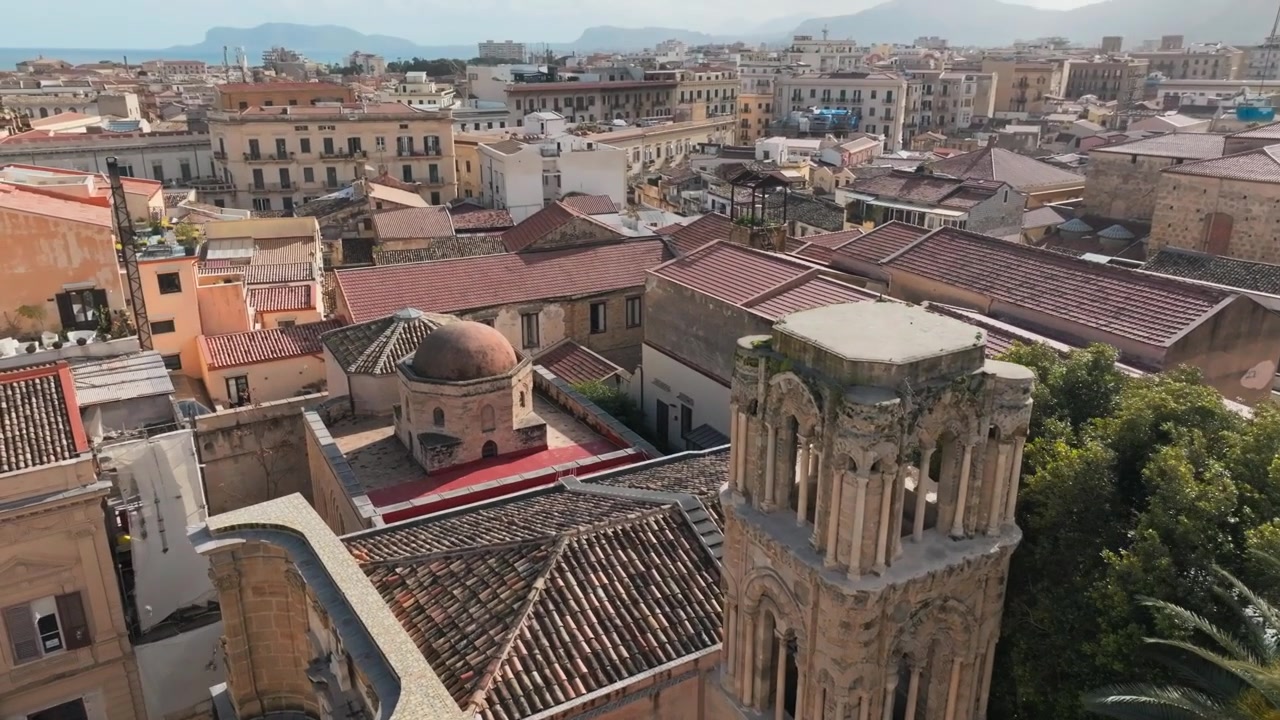 Toma de dron de edificios históricos en la ciudad de Palermo, Sicilia, Italia