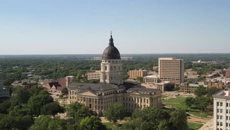 edificio del capitolio del estado de kansas en topeka, kansas de cerca con video de drones avanzando en ángulo