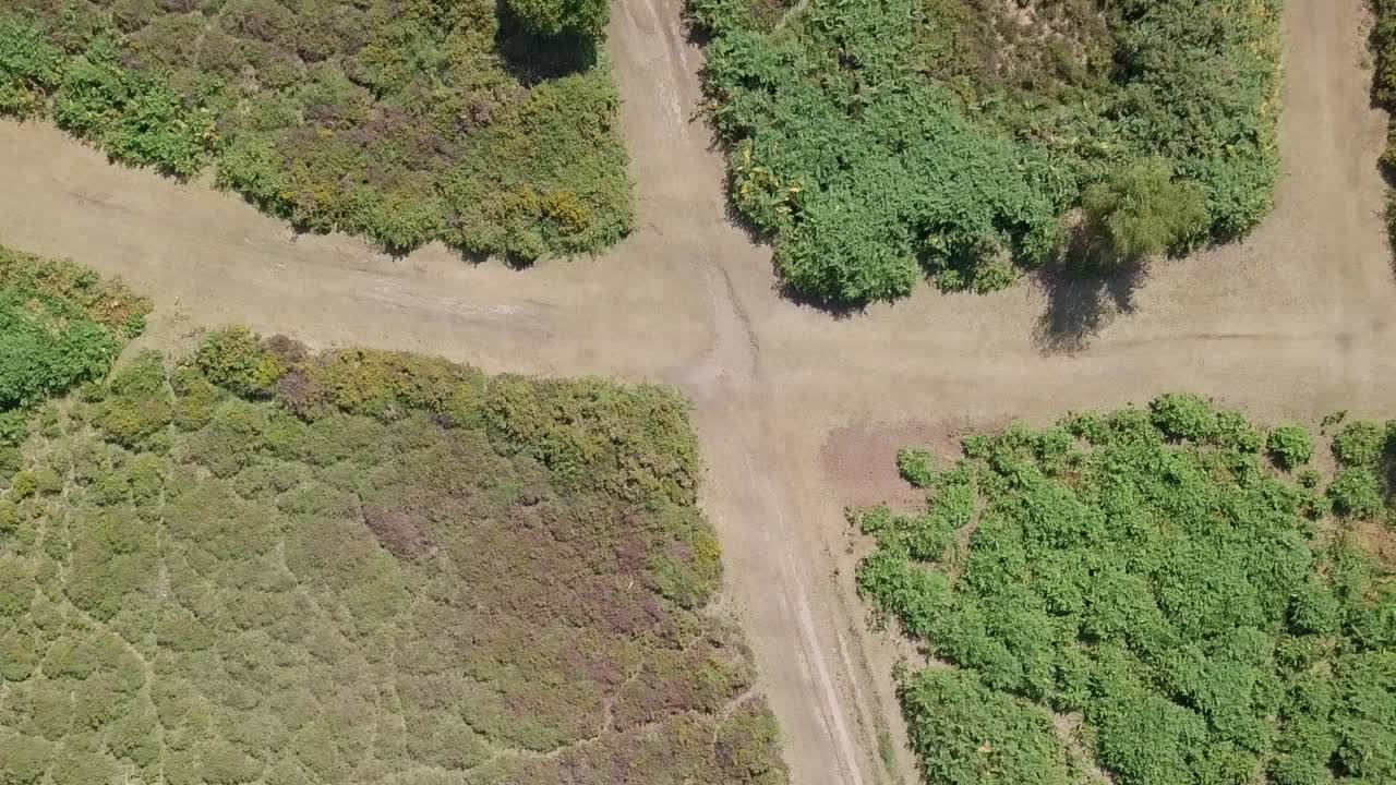 vista aérea de la intersección del camino de tierra en woodbury, inglaterra