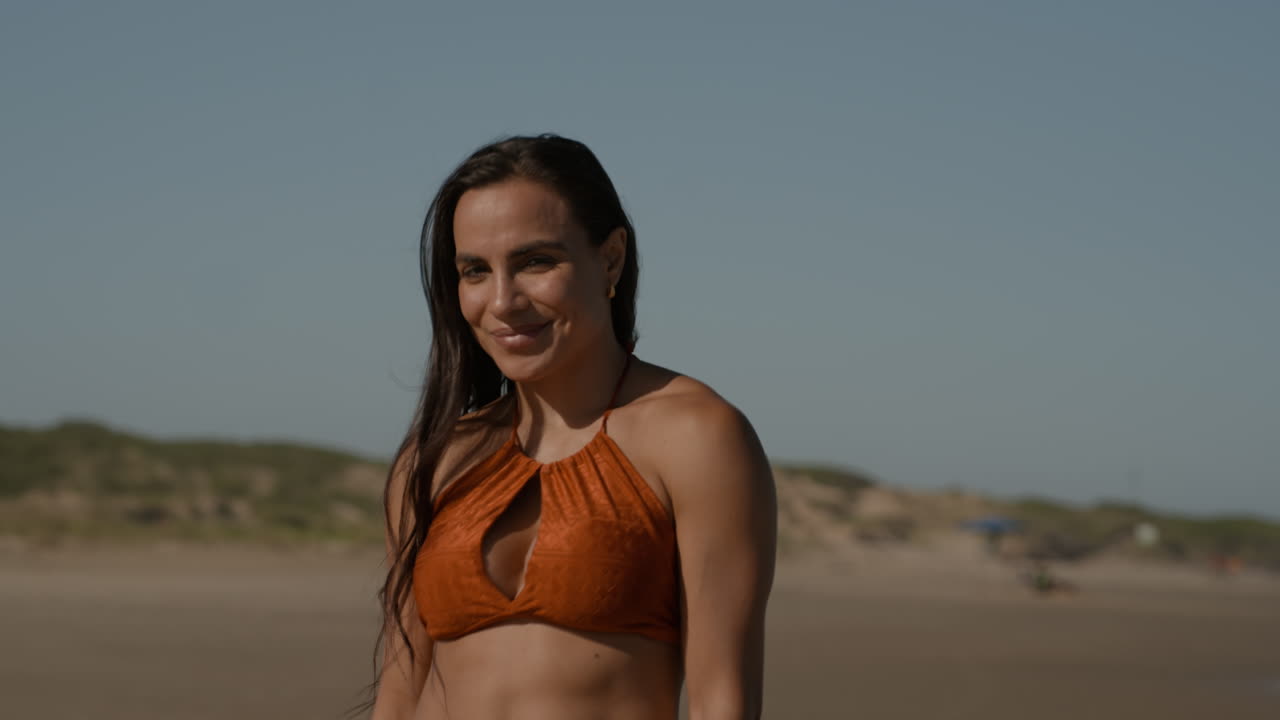 joven posando en un día soleado