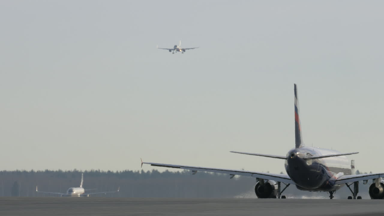 aviones que se preparan para despegar y aterrizar