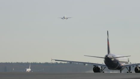 Flugzeuge-Bereiten-Sich-Auf-Start-Und-Landung-Vor