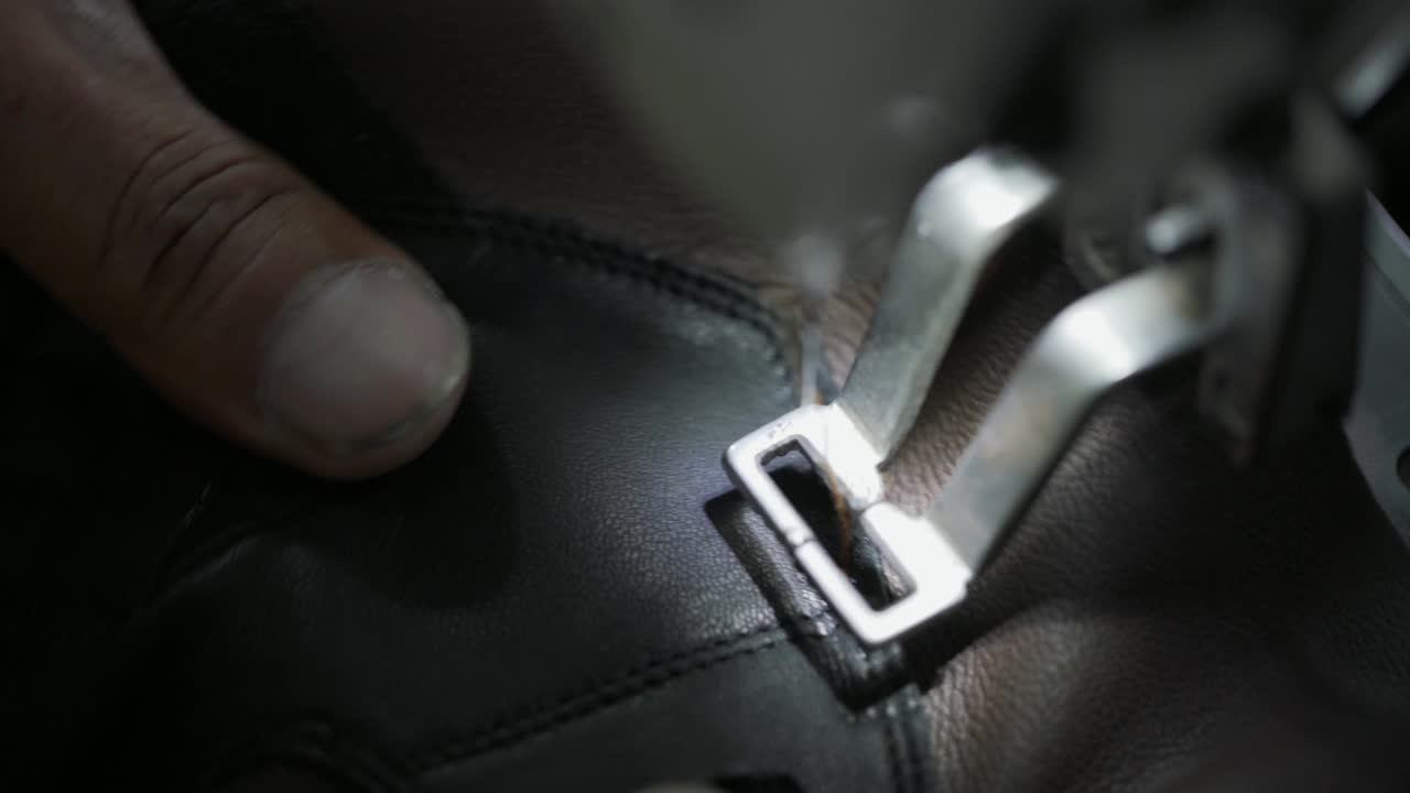 작업복 재봉틀에 가죽 의류를 꿰매고, 패션 제조