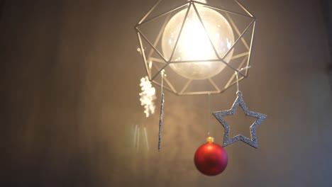 decoración moderna de navidad con luz colgante geométrica
