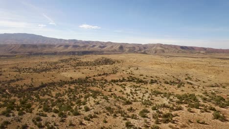 Ein-Langsamer-Abstieg-Aus-Der-Luft-Zu-Den-Hohen-Wüstenwiesen-Im-Norden-Arizonas