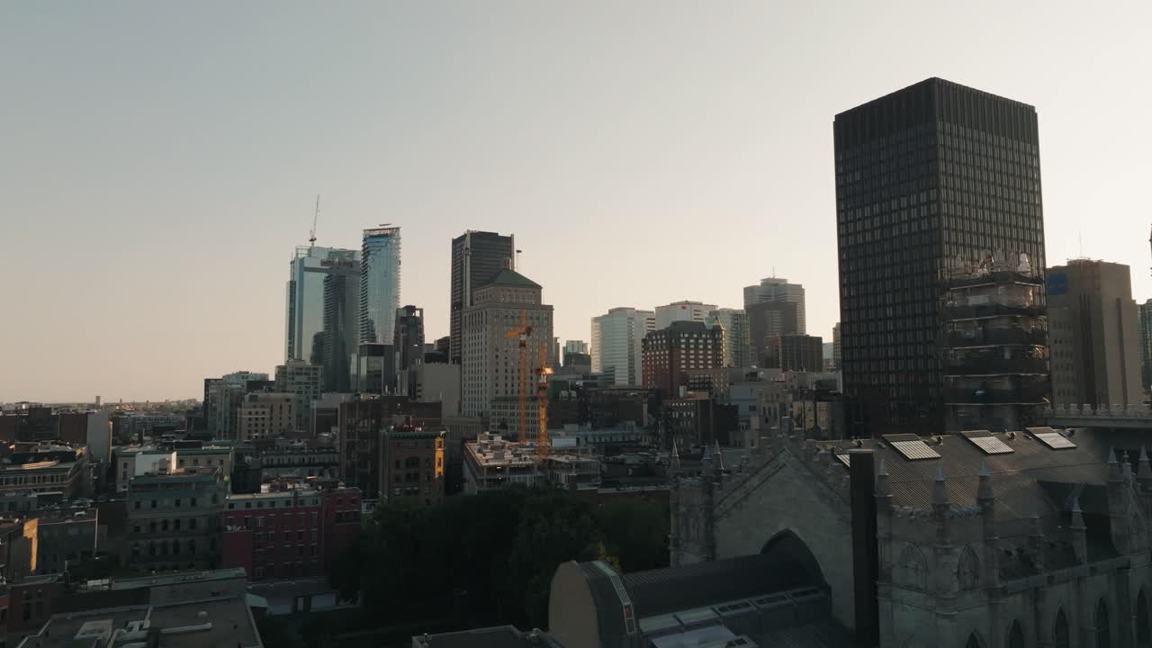 drone disparado con vistas al centro de montreal