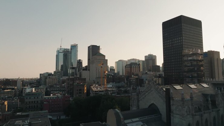 Ripresa aerea con drone del centro di Montreal.