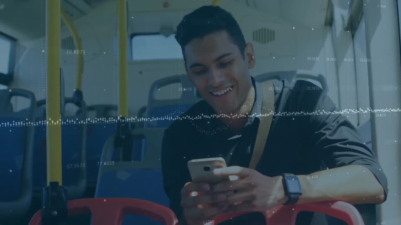 스마트 폰을 사용하는 두 인종의 사업가에 대한 데이터 처리 애니메이션