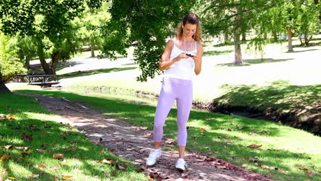 joven en forma que va a correr