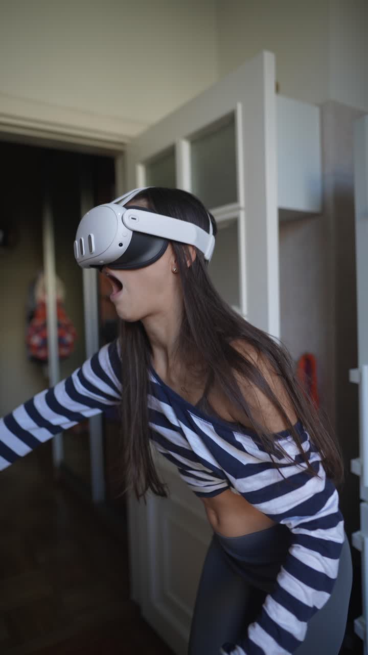 mujer experimentando realidad virtual en una cocina