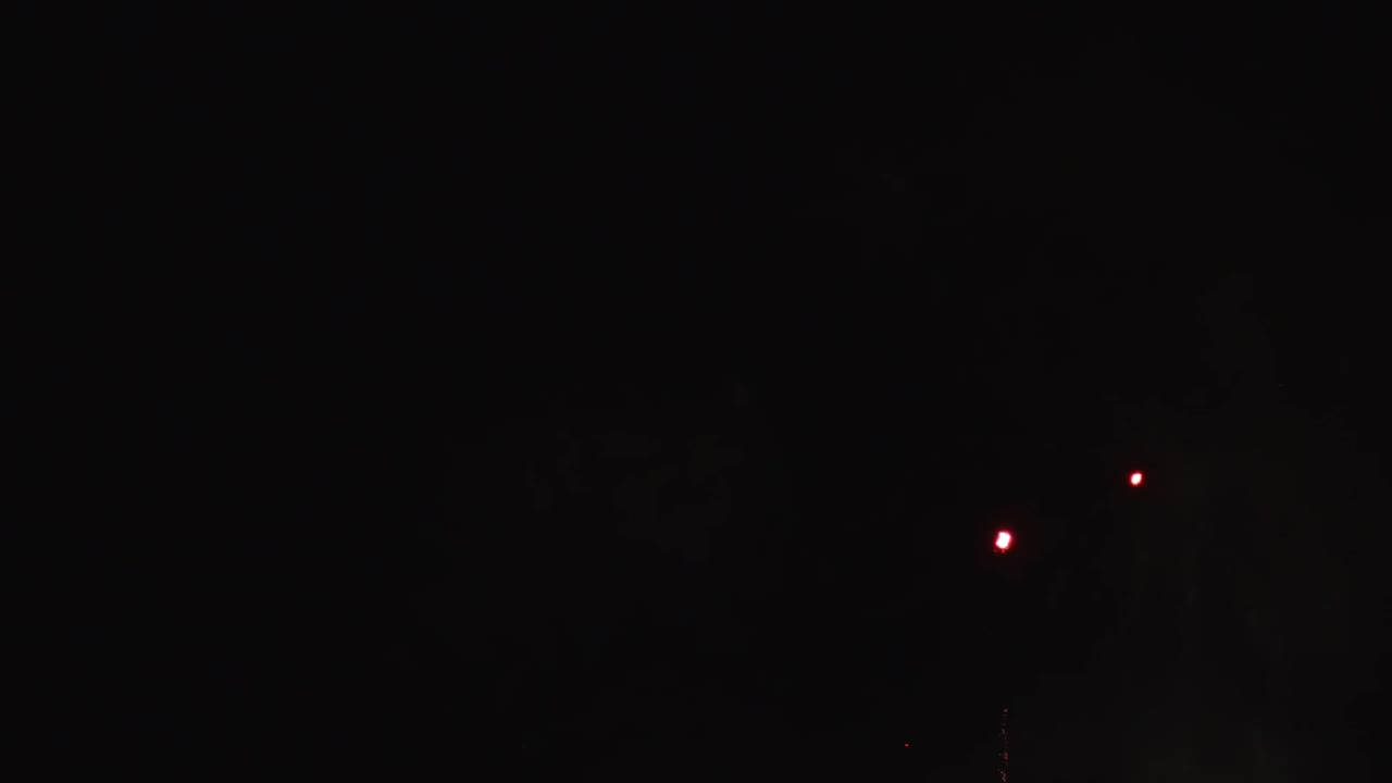 실제 불꽃놀이 폭발하는 축하 프레임 채우기 및 루프는 빛나는 불꽃놀이 축제와 함께 밤하늘에서 매끄럽게 흐릿한 보케 조명을 추상화합니다.