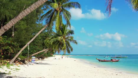 Tropischer-Strandhintergrund-Mit-Palmen,-Booten-Im-Türkisfarbenen-Wasser-Und-Weißem-Sand