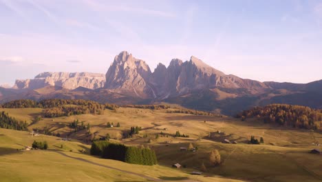 el retroceso aéreo revela un hermoso paisaje de seiser alm.